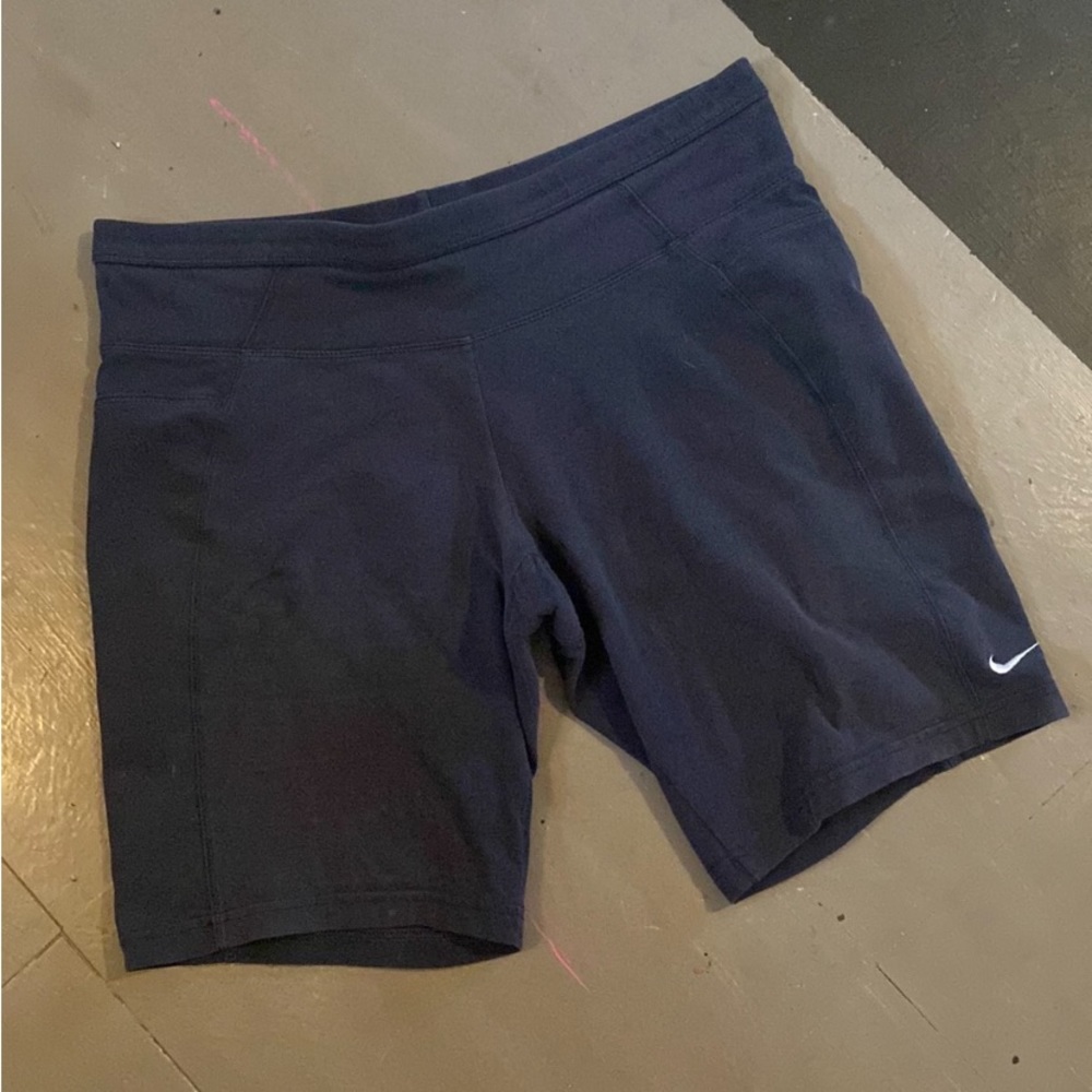 Woman’s Nike biker shorts size medium! 8 and 1 half inch rise 9 inseam !